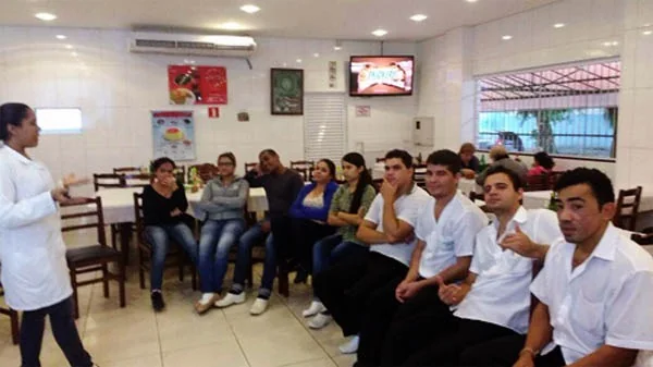 Nutricionista orientando a equipe do Restaurante Nordestino Jeremoabo