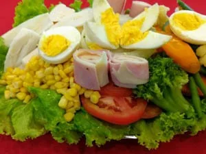 Salada completa servida no Restaurante Nordestino Jeremoabo em Santos